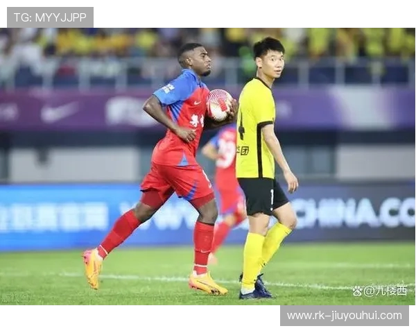 西海岸足球队与梅州激战呈现技战术较量焦点全景深度赛场全貌解析